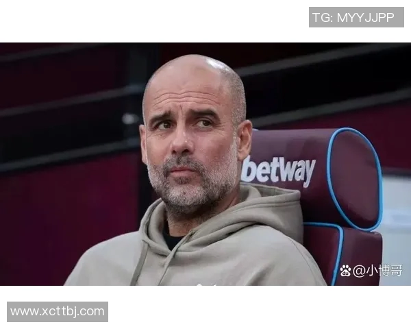 外国网红模仿足球明星的搞笑瞬间引发网友热议与追捧